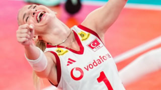Gizem Örge kutlama yemeğinde! Tarzına yorum yağdı