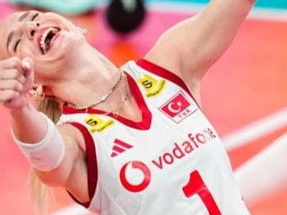 Gizem Örge kutlama yemeğinde! Tarzına yorum yağdı