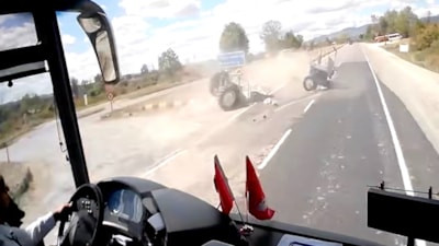 Kastamonu'da ciple çarpışan traktör ikiye bölündü