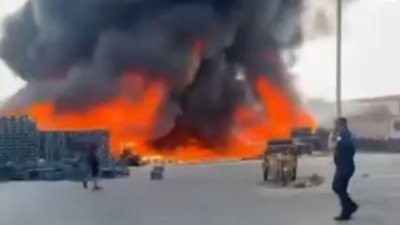 Adana'da çocuklar oyun oynarken binlerce sebze ve meyve kasasını yaktı