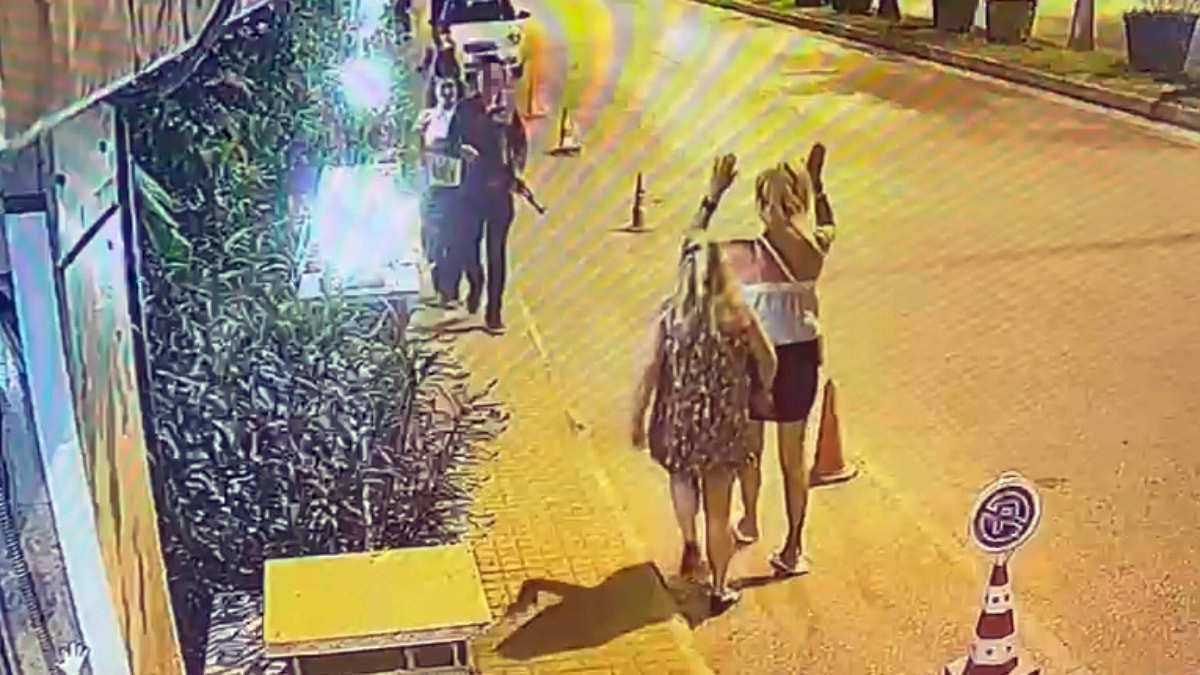Antalya'da oyuncak tüfekle sokakta dolaşınca gözaltına alındı