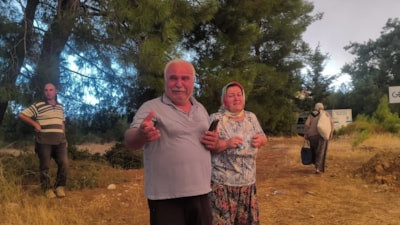 Antalya'da orman yangını: Yaşlı çift gözyaşlarıyla tahliye edildi