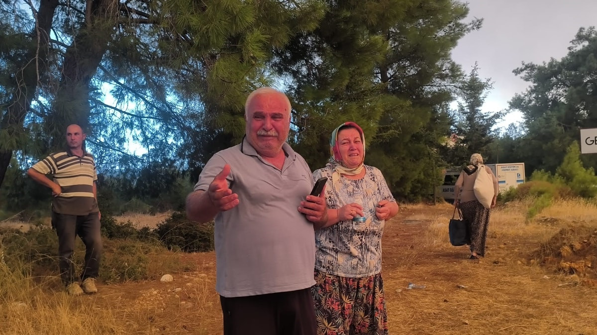 Antalya'da orman yangını: Yaşlı çift gözyaşlarıyla tahliye edildi
