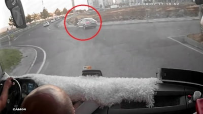 Diyarbakır'da kaldırımda yürüyen anne ve 2 çocuğuna araba çarptı