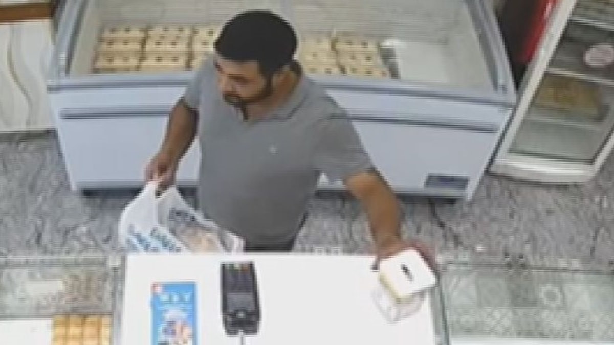 İstanbul'da bir şüpheli alışveriş bahanesiyle girdiği tatlıcıdan sadaka kutusunu çaldı