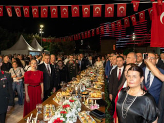 Tartışmalar sona erdi: İzmir'deki 9 Eylül resepsiyonunda alkollü içecek servis edildi