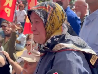 Üsküdar Belediyesi, AK Parti'ye geçince başörtülü kadın gözyaşlarını tutamadı