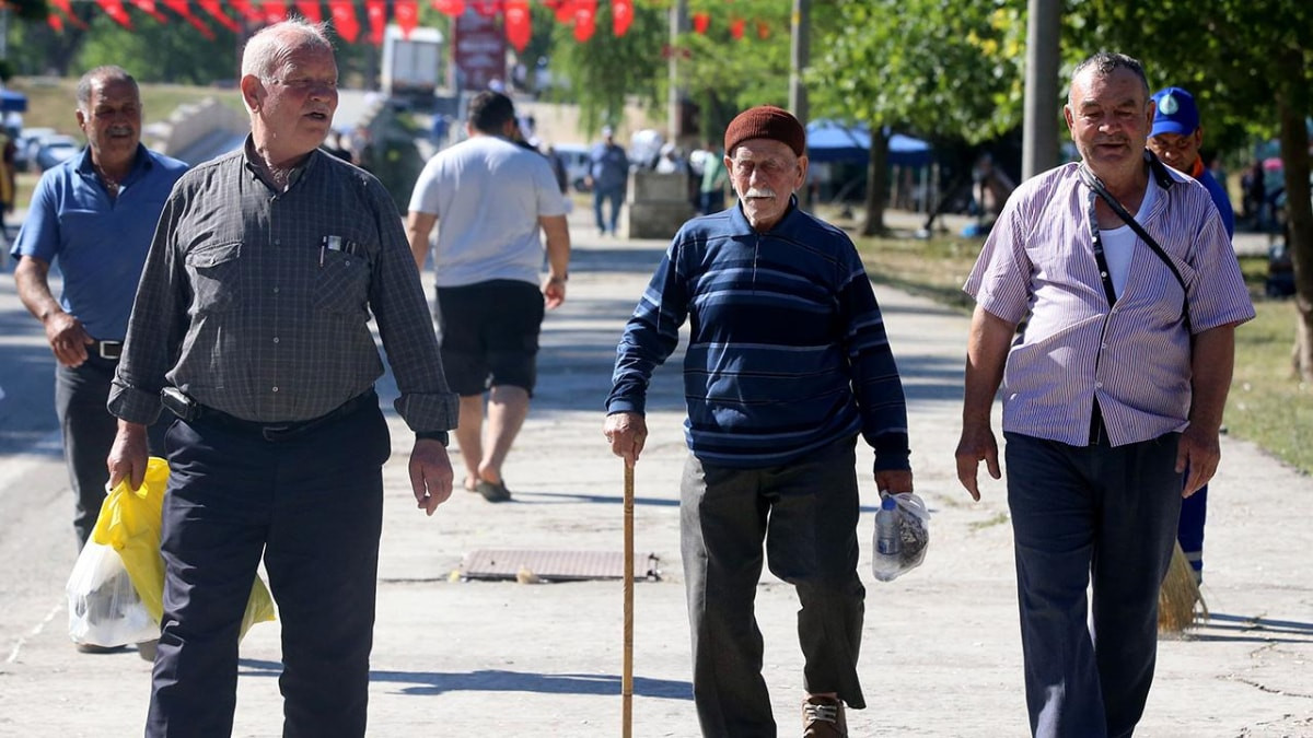 Yaşlı nüfus 9,6 milyona ulaştı: Uzun dönemli bakım sigortası devreye alınacak