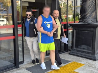 Antalya'da Türk bayrağına tüküren İngiliz turist tutuklandı