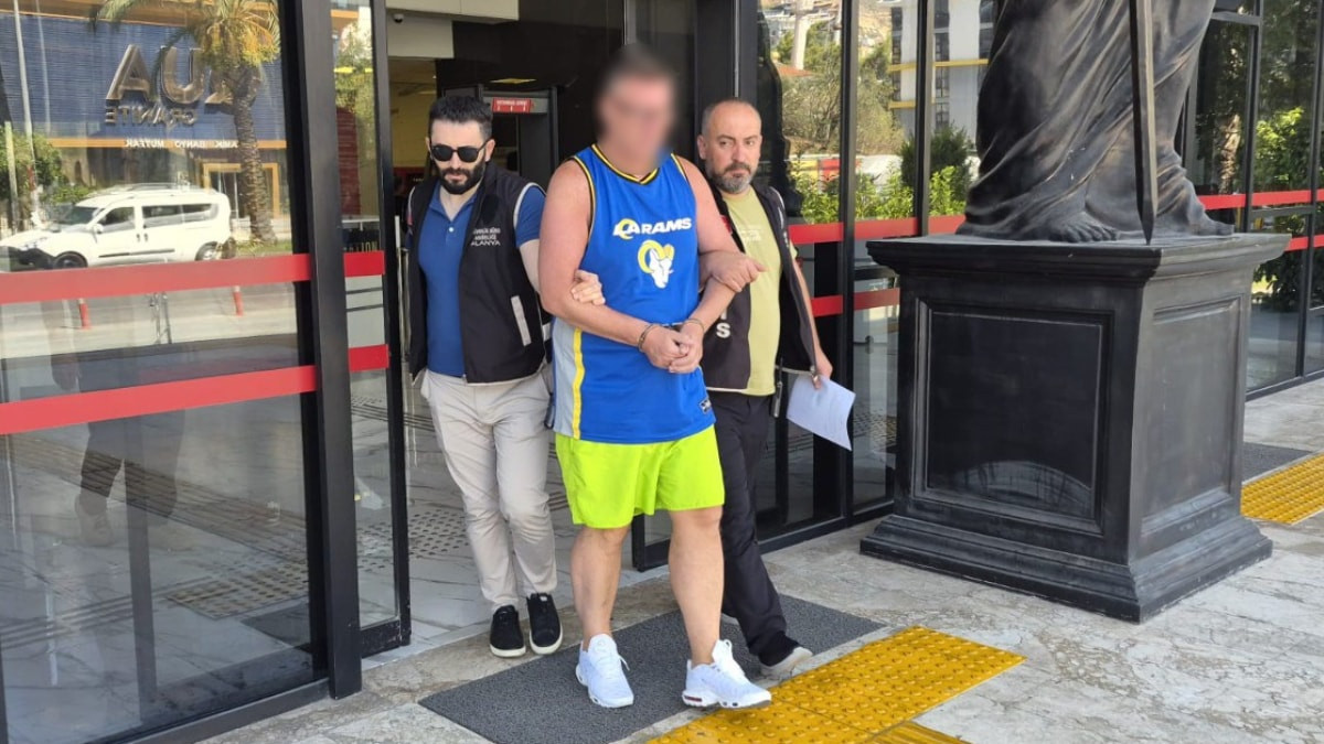 Antalya'da Türk bayrağına tüküren İngiliz turist tutuklandı