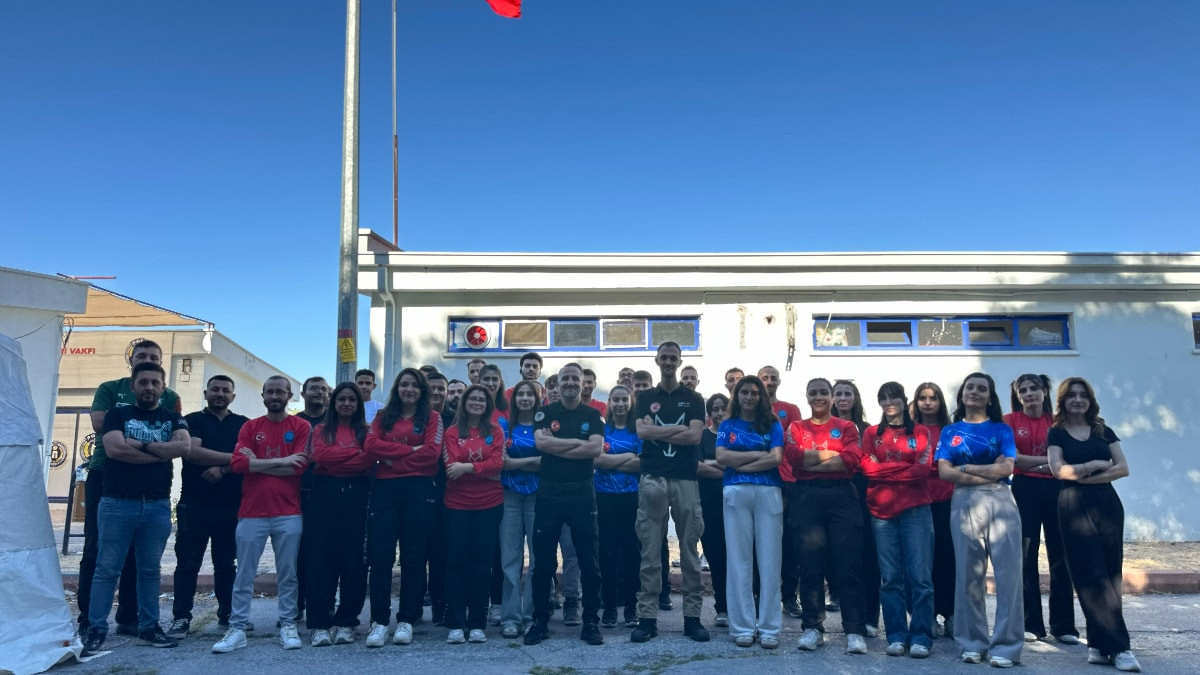 Kayseri'de depremde arkadaşlarını kaybeden Zeynep, gönüllü oldu