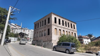 Bolu’da tarihi yapılar, yükselen binaların arasında kaldı
