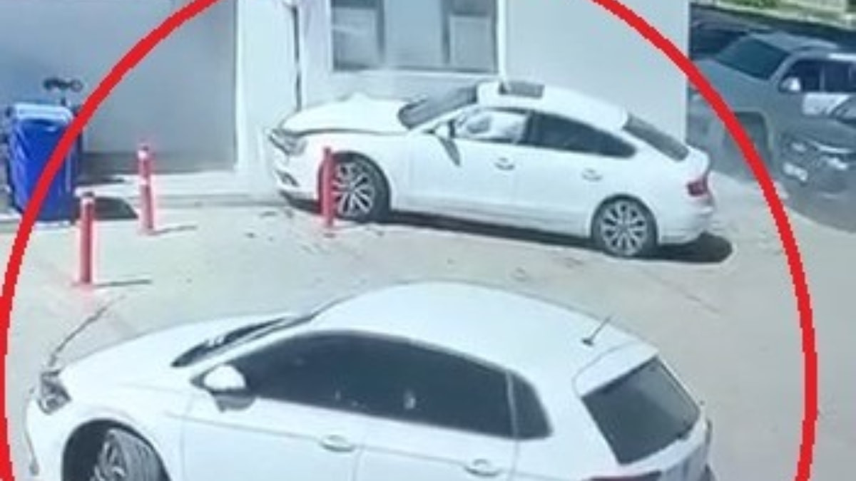 Diyarbakır'da önce park halindeki otomobile ardından duvara çarptı