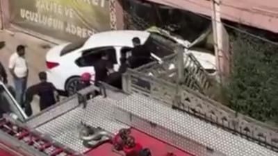 Kocaeli'de otomobil iş yerine daldı