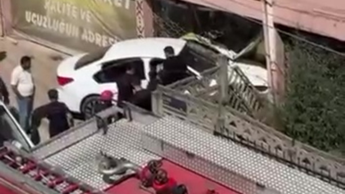 Kocaeli'de otomobil iş yerine daldı