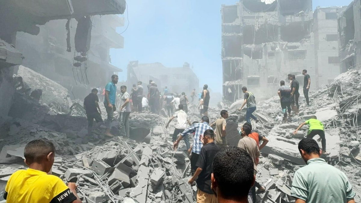 İsrail, Gazze'de sivillere ait iki eve saldırdı