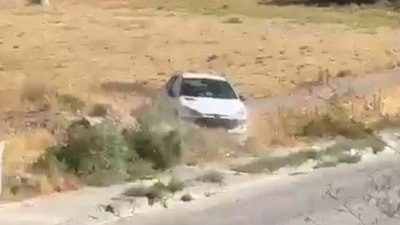 Adıyaman'da el freni çekilmeyen otomobil şarampole yuvarlandı