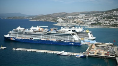 İki dev kruvaziyer 7 bin 818 turistle Kuşadası'na demirledi
