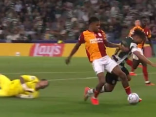 Okan Buruk çılgına döndü! Sporting - Galatasaray maçında penaltı kararı