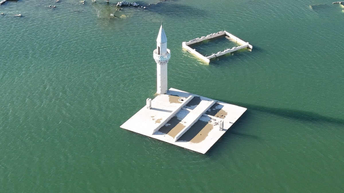 Kars'ta baraj suyunun çekilmesiyle eski köy gün yüzüne çıktı