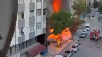İstanbul'da 5 katlı binanın altında bulunan markette yangın