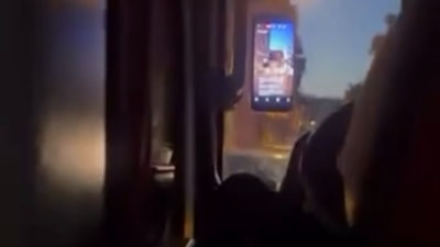 Bursa'da seyir halindeki özel halk otobüsü şoförü canlı yayın açtı