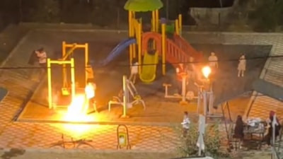 Mardin'de tutuşturdukları sopalarla parktaki çocukları korkuttular