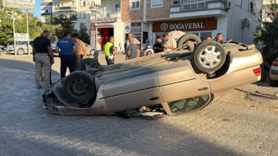Antalya'da kamyonetle çarpışan otomobil ters döndü