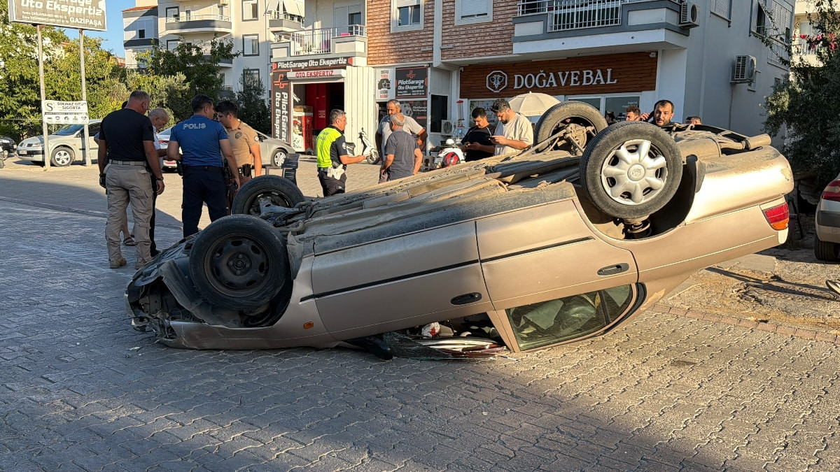Antalya'da kamyonetle çarpışan otomobil ters döndü