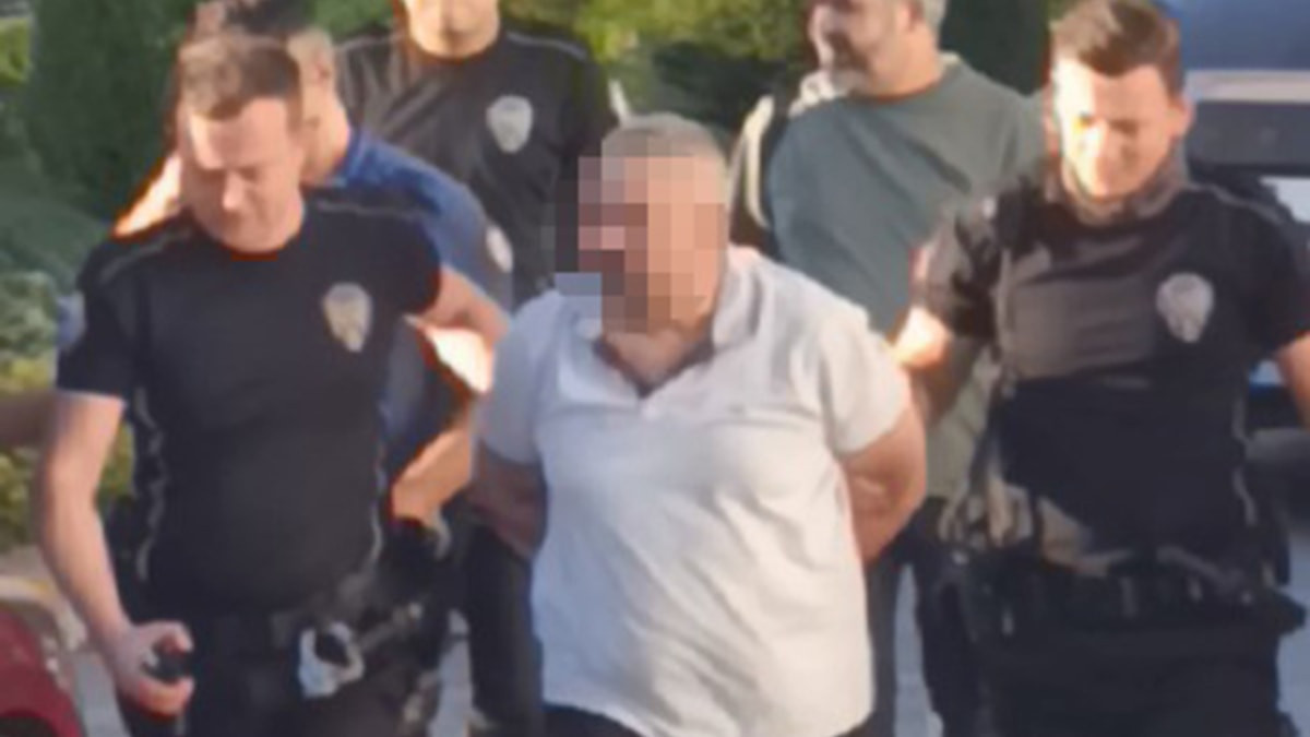 Kastamonu Belediyesi önünde kılıçla bekleyen kişi gözaltına alındı