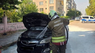 Hatay'da seyir halindeki otomobilde yangın
