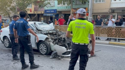 Erzincan'da otomobil belediye otobüsüne çarptı