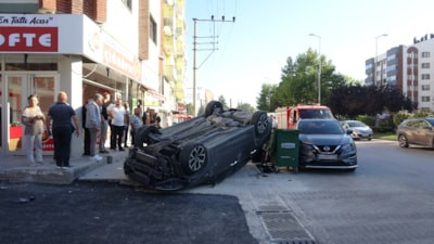 Kastamonu'da 3 araca çarpıp takla attı