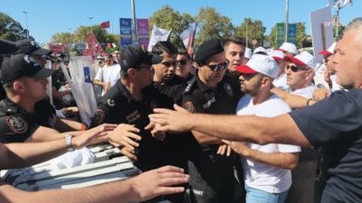 İstanbul Büyükşehir Belediyesi önünde gerginlik: Çalışanlar eyleme başladı