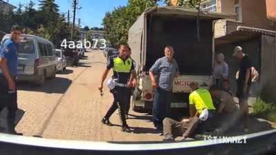 Kocaeli'de kalp krizi geçiren 68 yaşındaki adamı polisin kalp masajı hayata döndürdü
