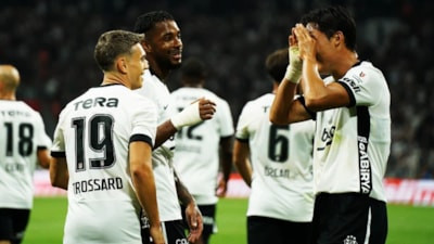 Hyeon-Gyu Oh, Leandro Trossard'ın gol sevincini yapmaya çalıştı