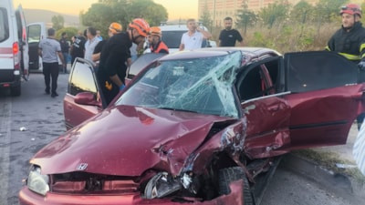 Bilecik'te iki araç kafa kafaya çarpıştı