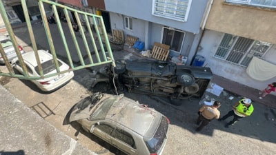 Samsun'da pikap 5 metreden sokağa uçtu: 2 yaralı
