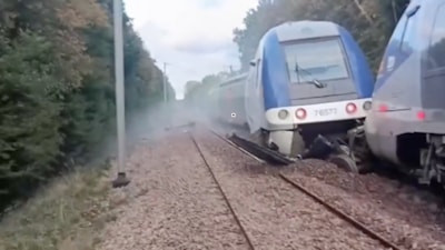 Fransa'da yolcu treni raydan çıktı: 44 yaralı