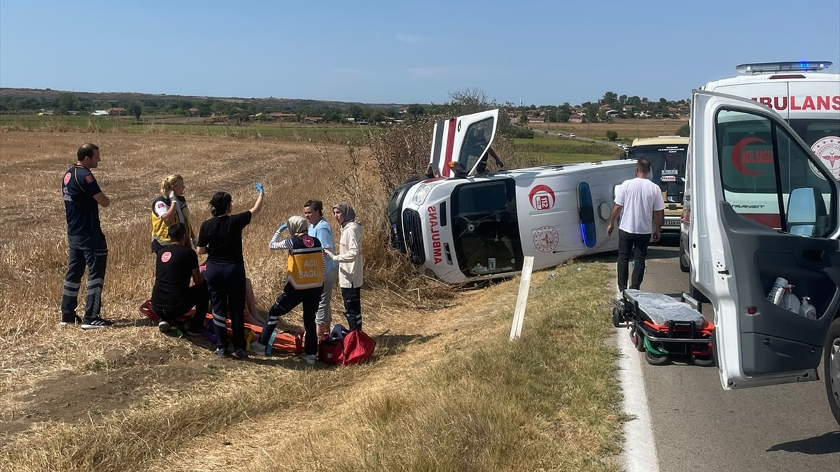 Kırklareli'nde ambulans ile iki otomobil kaza yaptı: 5 kişi yaralandı