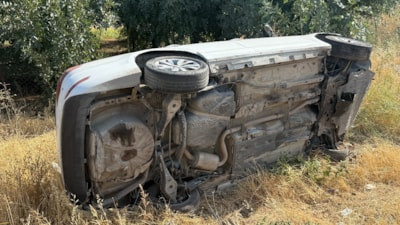 Diyarbakır'da virajı alamayan sürücünün otomobili devrildi