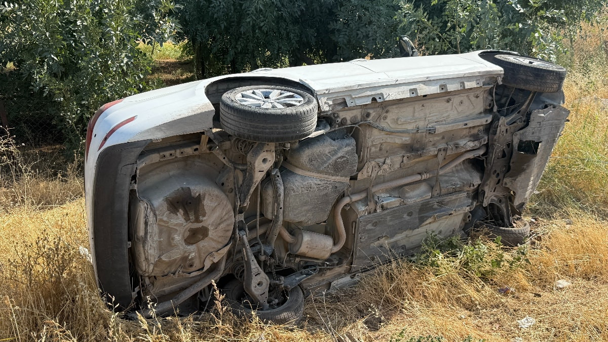 Diyarbakır'da virajı alamayan sürücünün otomobili devrildi