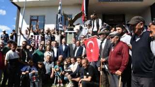 Beşiktaş köyünde yapılan kartal heykeli, Serdal Adalı'nın katıldığı törenle açıldı