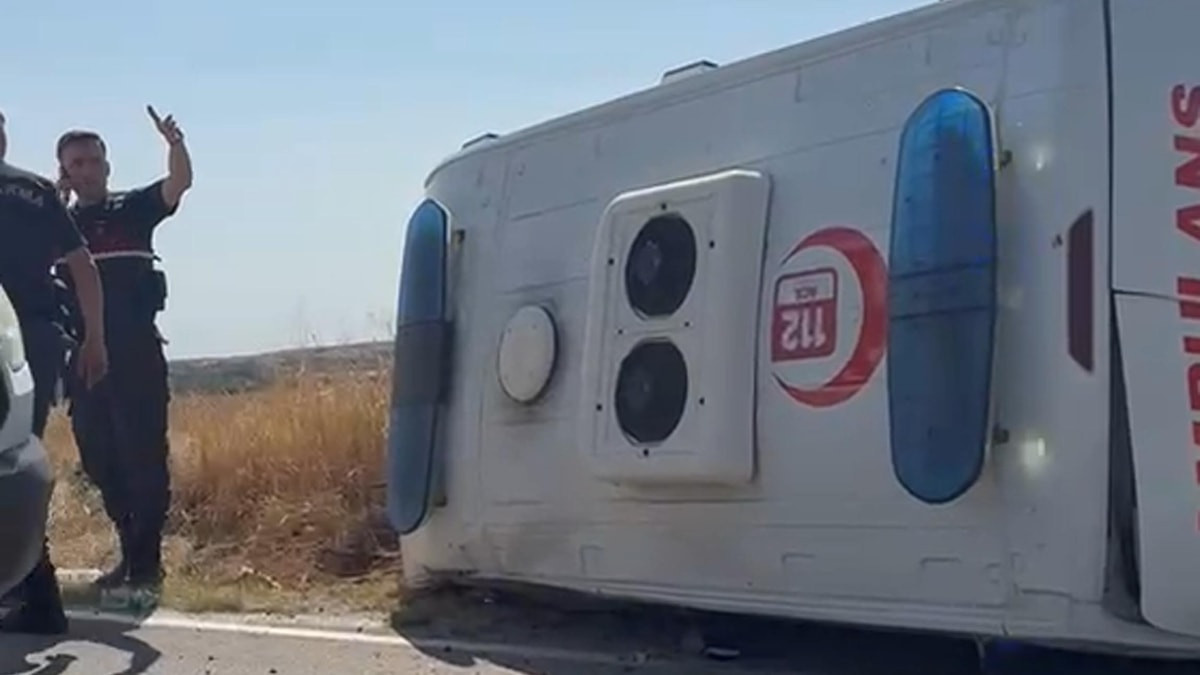 Kırklareli'deki zincirleme kazada ambulans devrildi: Toplam 5 kişi yaralandı