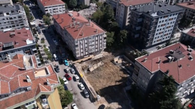 İstanbul'da 5 katlı binanın istinat duvarı çöktü