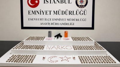 Esenyurt'ta şüpheli araçtan uyuşturucu çıktı: 2 gözaltı