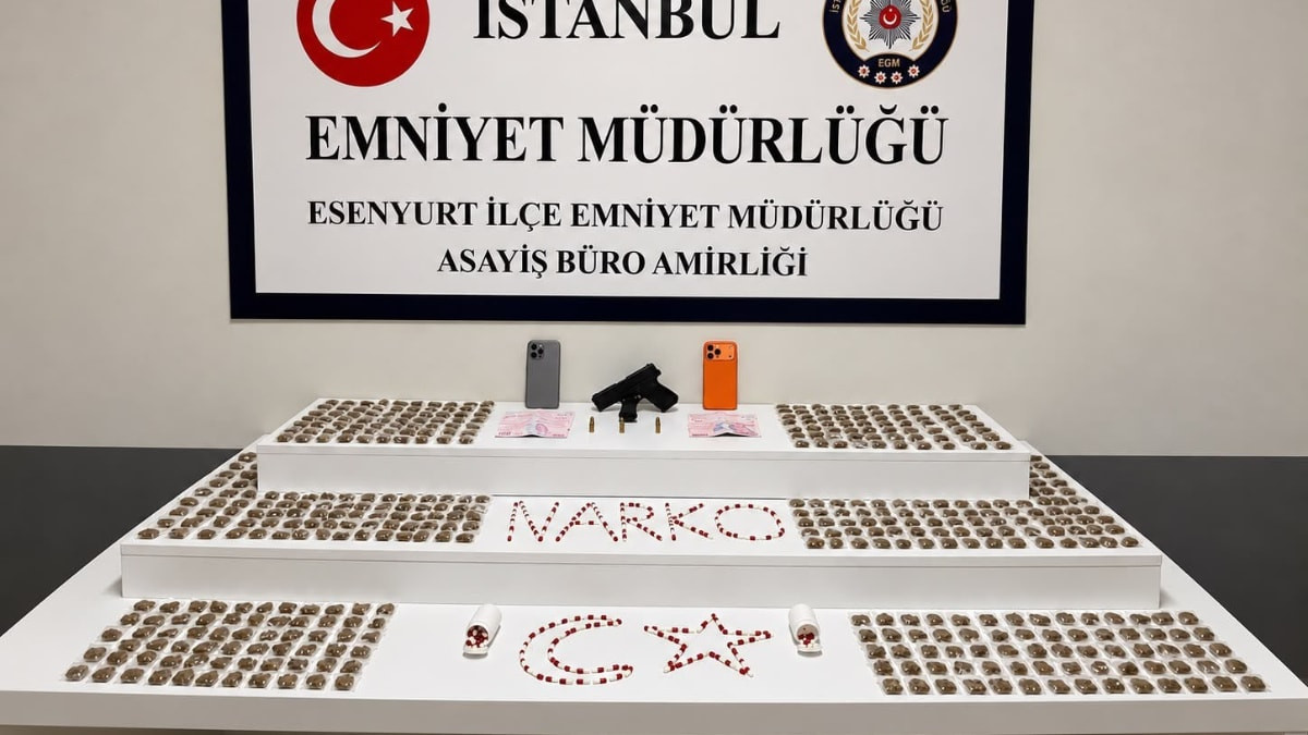 Esenyurt'ta şüpheli araçtan uyuşturucu çıktı: 2 gözaltı