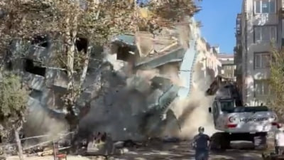 Bursa’da yıkım sırasında 6 katlı bina çöktü: Çevredekiler saniyelerle kurtuldu