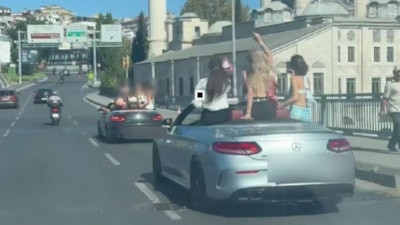 İstanbul’da seyir halindeki araçta twerk yapan kadın kamerada