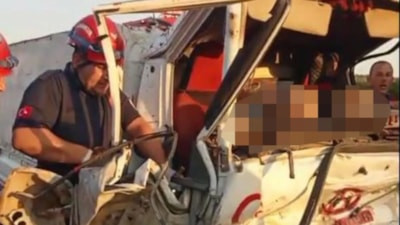 Adana'da tıra çarpan kamyonetteki 2 kişi yaşamını yitirdi